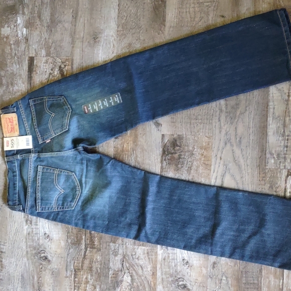 Levi's - Picture 2 of 6